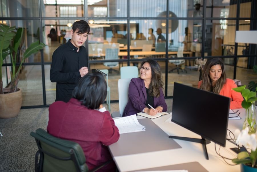 Collega’s bespreken documenten rond een tafel